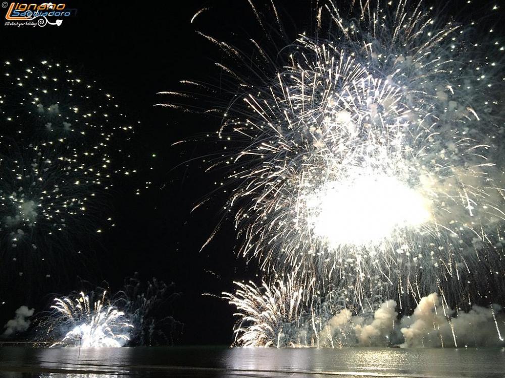   Fuochi d artificio a Lignano Incendio del mare