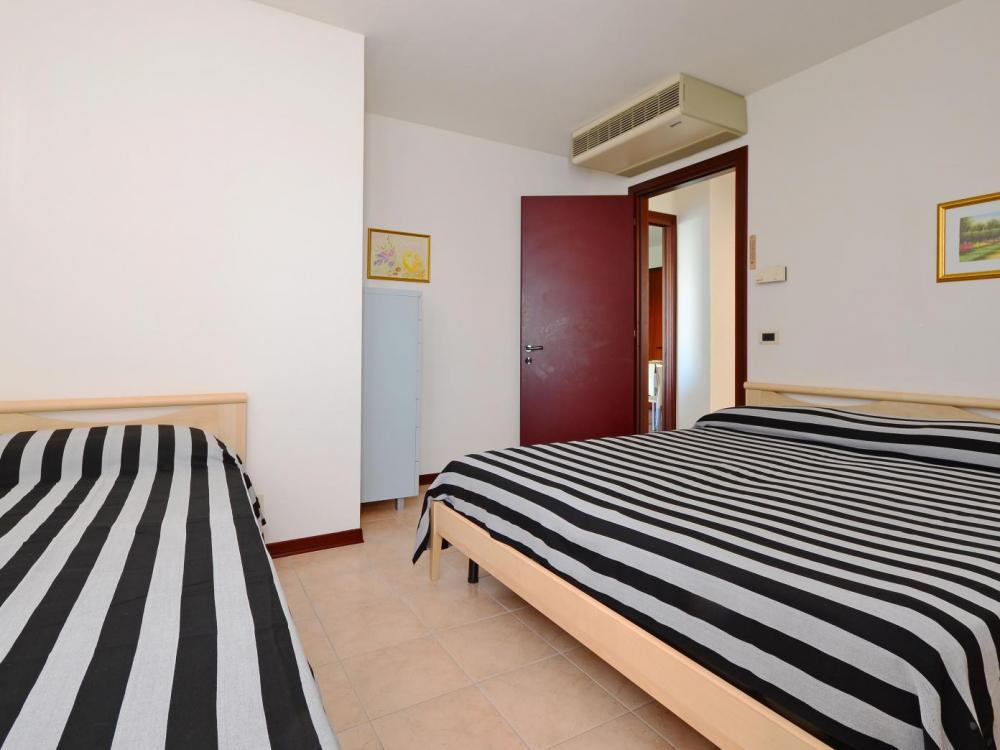 Interno Trilocale appartamento con 2 camere da letto e servizio spiaggia incluso