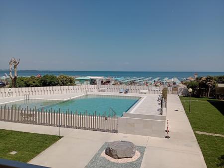 1028 - FRONTE MARE CON PISCINA
