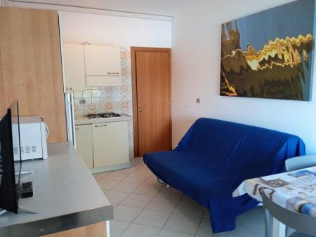 1034 - FRONTE MARE CON PISCINA