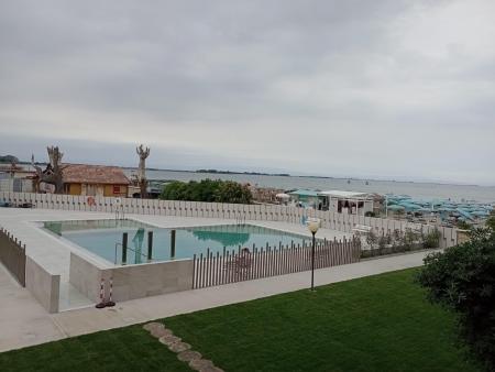 1034 - FRONTE MARE CON PISCINA