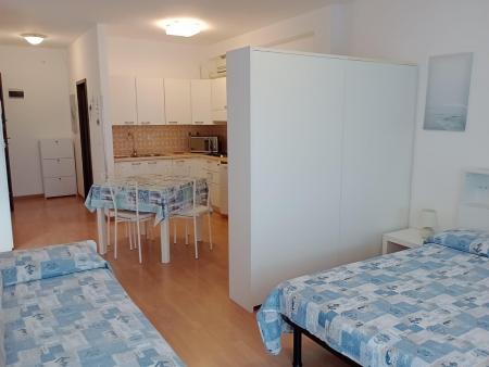 3115- FRONTE MARE CON PISCINA