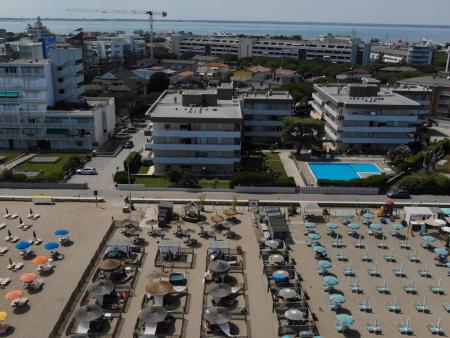 1088 - FRONTE MARE CON PISCINA