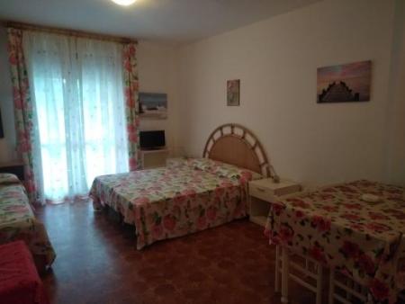 1090 - FRONTE MARE CON PISCINA