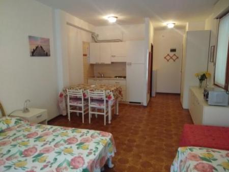 1090 - FRONTE MARE CON PISCINA