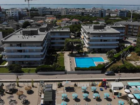 2103- FRONTE MARE CON PISCINA