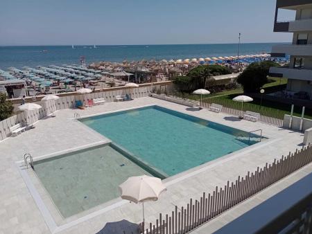 1022 - FRONTE MARE CON PISCINA
