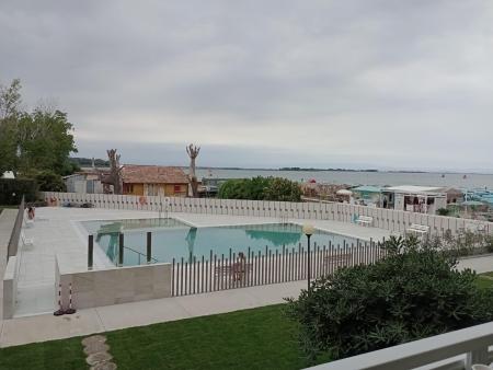 1022 - FRONTE MARE CON PISCINA