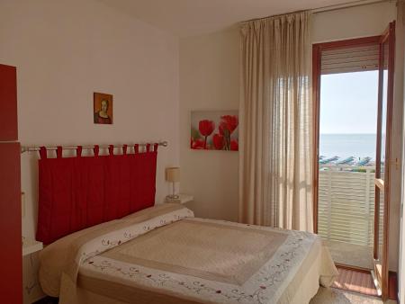 2039 - FRONTE MARE CON PISCINA