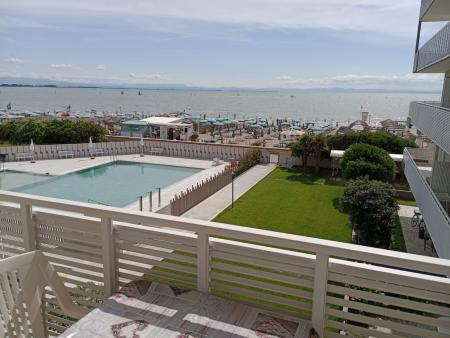 2039 - FRONTE MARE CON PISCINA