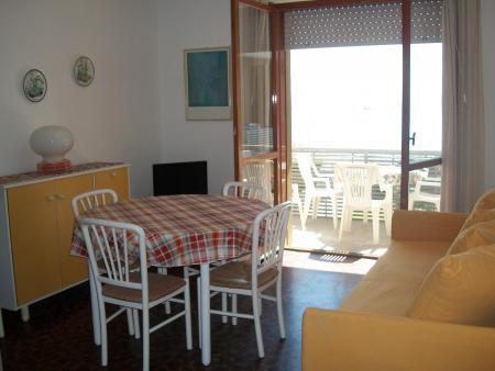 2039 - FRONTE MARE CON PISCINA