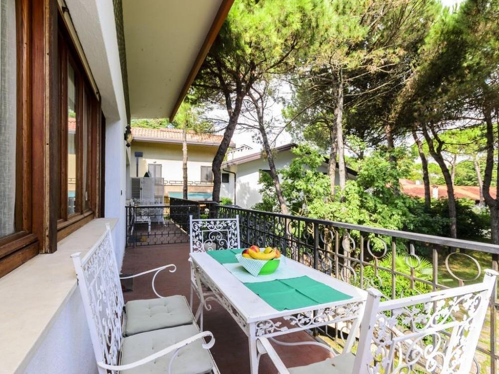 Interno Trilocale Appartamento con 2 camere da letto e giardino a Lignano Pineta
