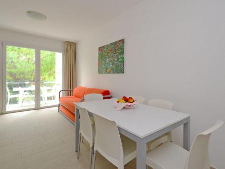 Appartamento moderno con 2 camere da letto e terrazzo e piscina in centro a Sabbiadoro