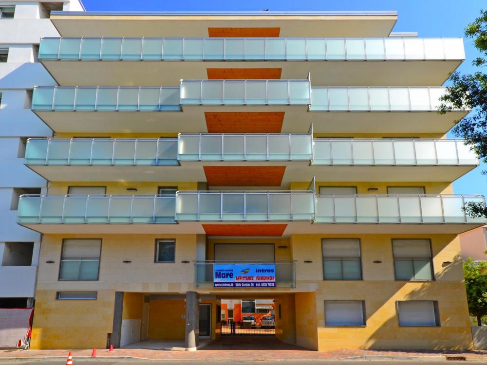 Interno Trilocale Appartamento moderno con 2/3 camere da letto in centro a Sabbiadoro