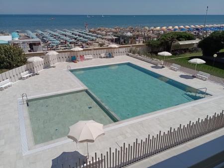 2038 - FRONTE MARE CON PISCINA