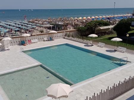 2096 - FRONTE MARE CON PISCINA