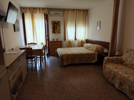 3112- FRONTE MARE CON PISCINA