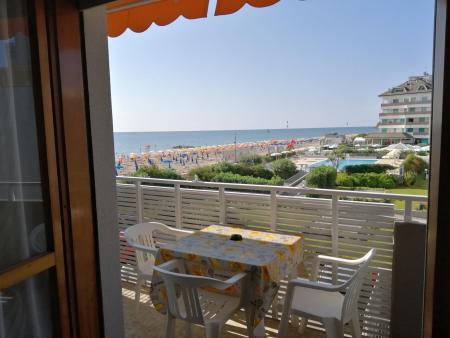 2045 - FRONTE MARE CON PISCINA