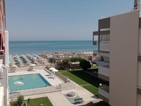 1080 - FRONTE MARE CON PISCINA