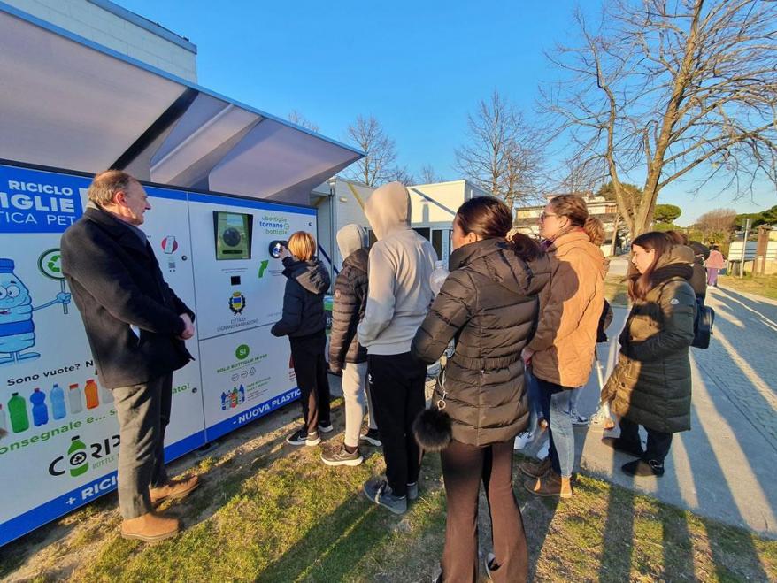 Inaugurato l'Ecocompattatore per il riciclo delle bottiglie in PET