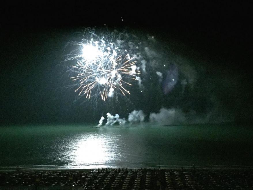 Tutti con il naso all'insù per i fuochi pirotecnici di Lignano