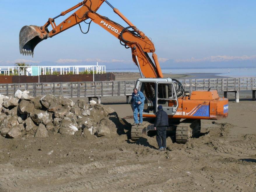 Iniziati i lavori di ristrutturazione dei frangiflutti in zona punta faro