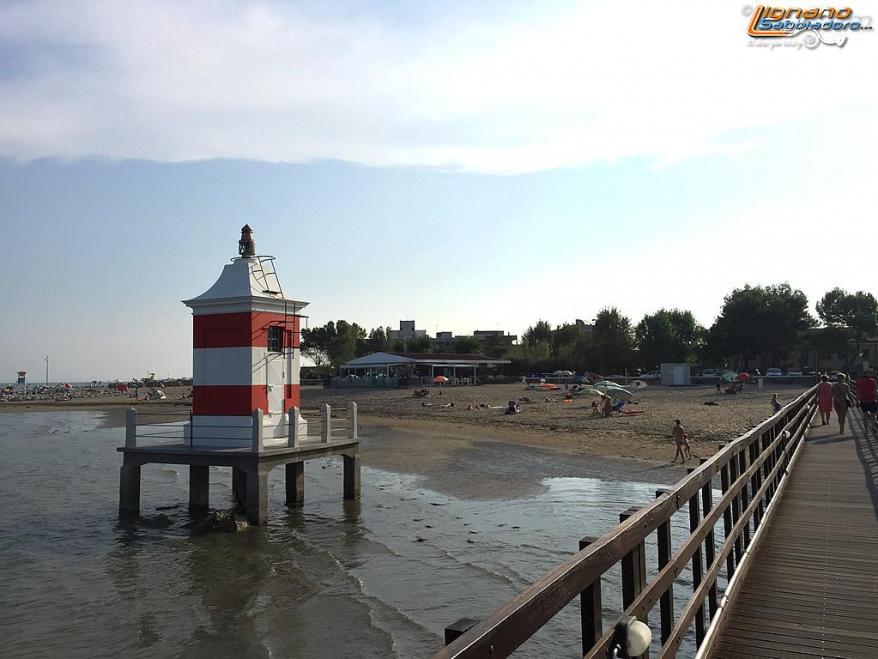 Ristrutturazione ultimata: ecco il nuovo faro rosso di Lignano