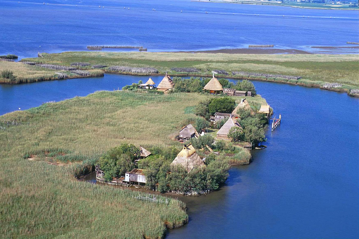 Veduta dei casoni su palafitte nell'acqua a Lignano e Marano