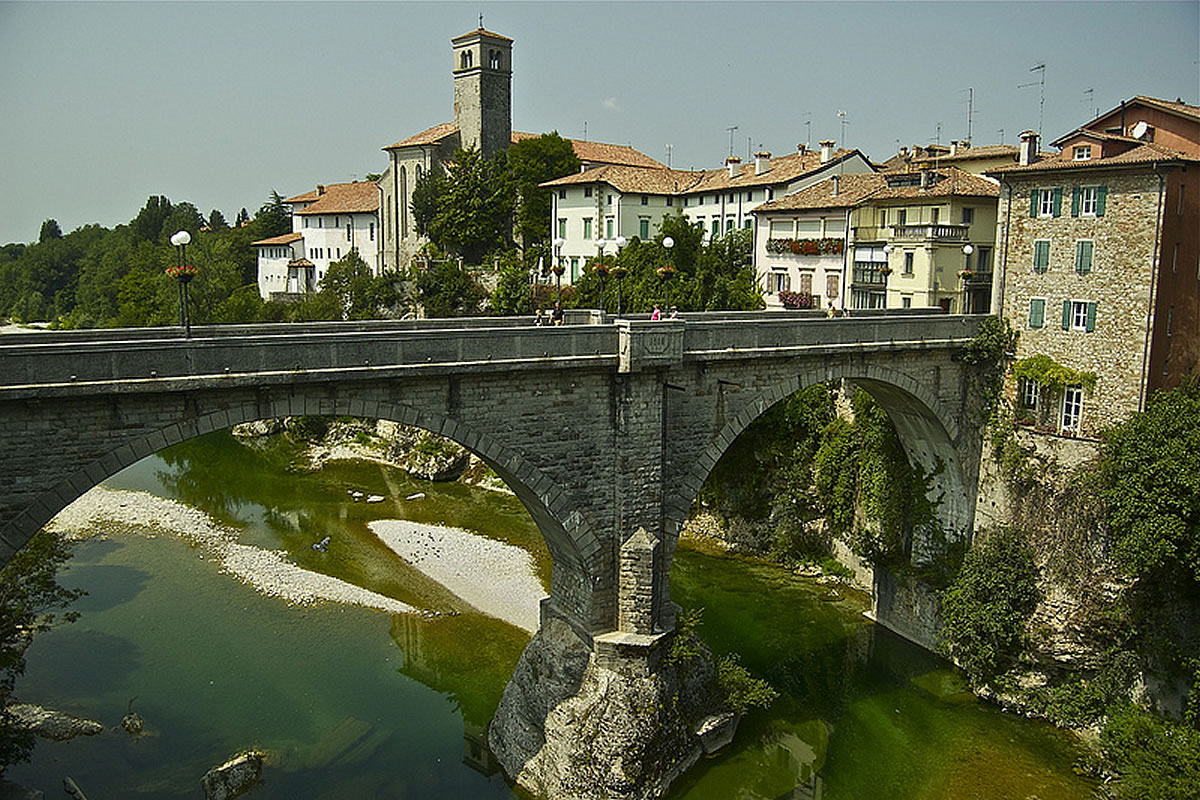 Veduta della città di Cividale e il ponte del Diavolo