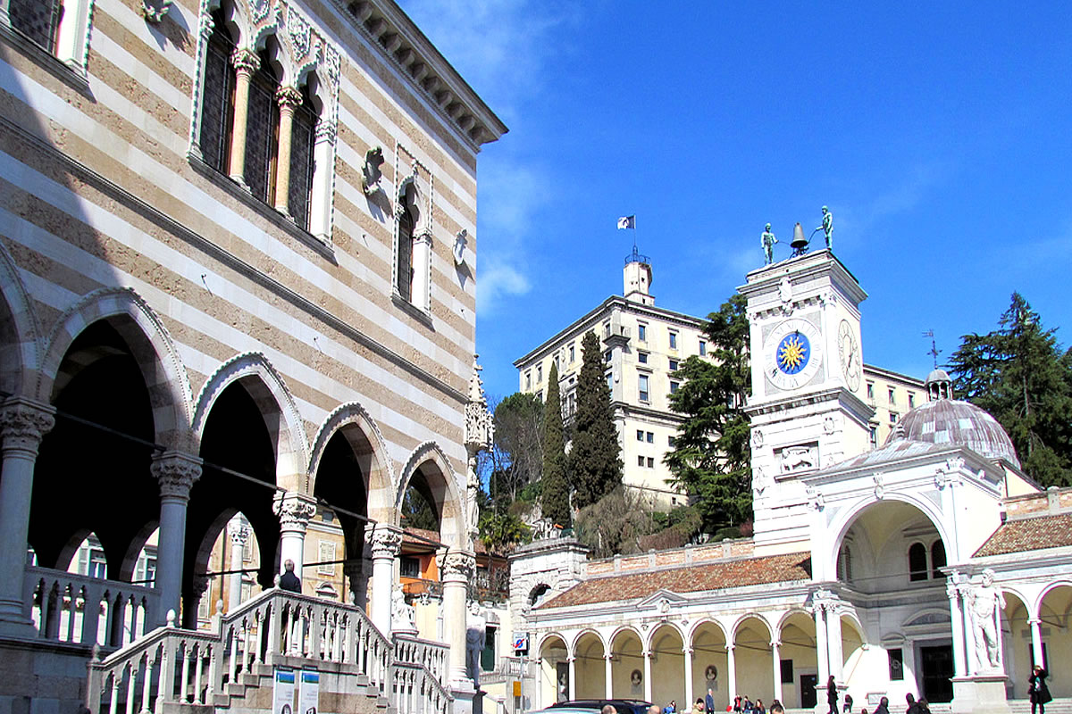 Udine piazza Contarena veduta loggia San Giovanni Castello