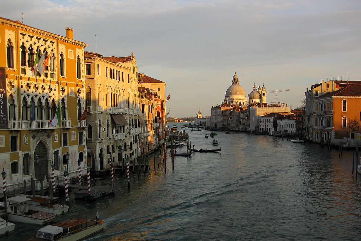 Venezia Canal Grande con veduta della Basilica di San Marco