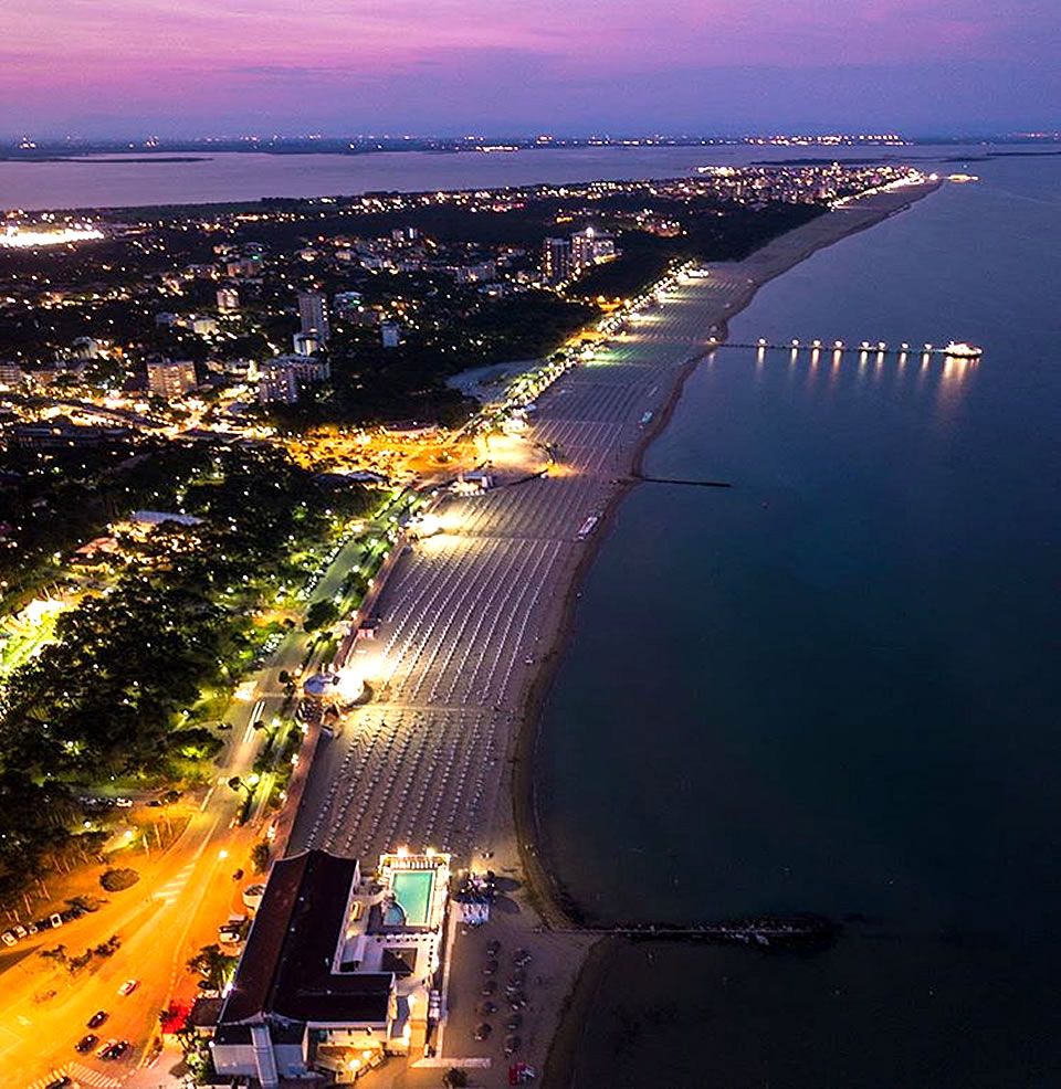 Veduta dall’alto della spiaggia di Lignano Pineta