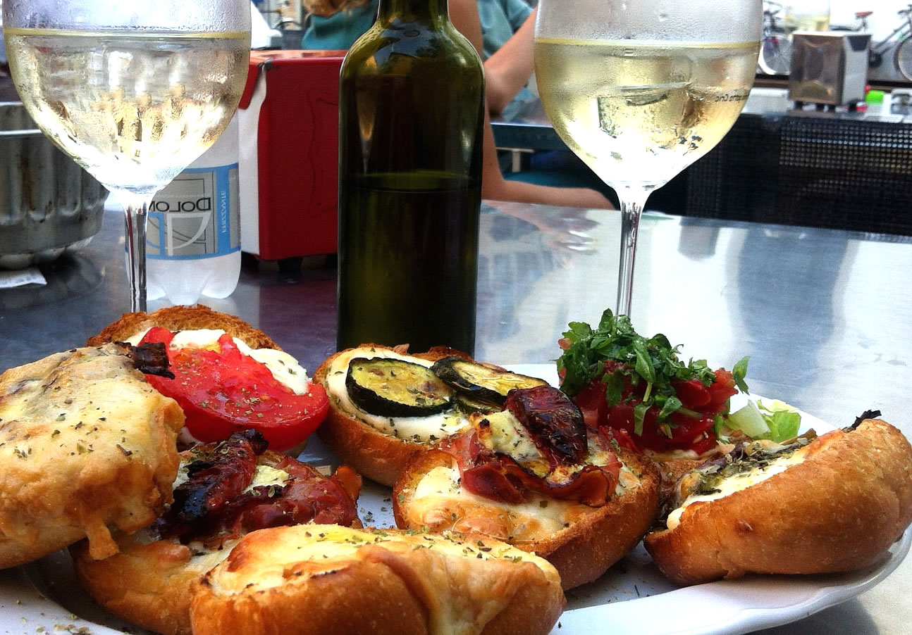 Tavolo in Osteria a Lignano con crostini e vino