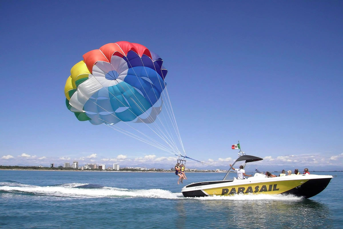 Ciambelle tirate dal motoscafo sul pontile di Lignano Pineta