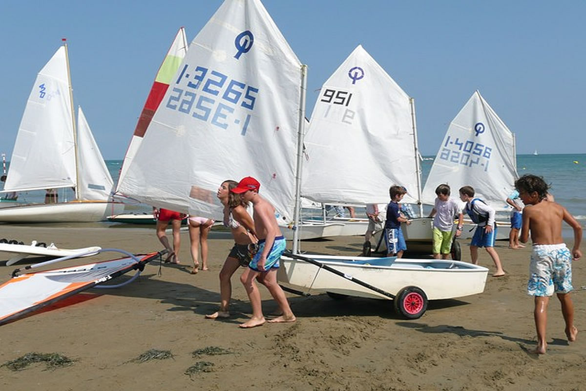 Scuola vela in spiaggia a Lignano