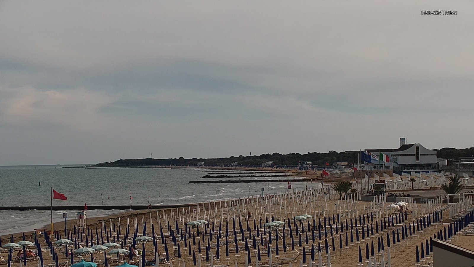 Webcam image with a zoom view of the beach and Piazza Marcello d'Olivo