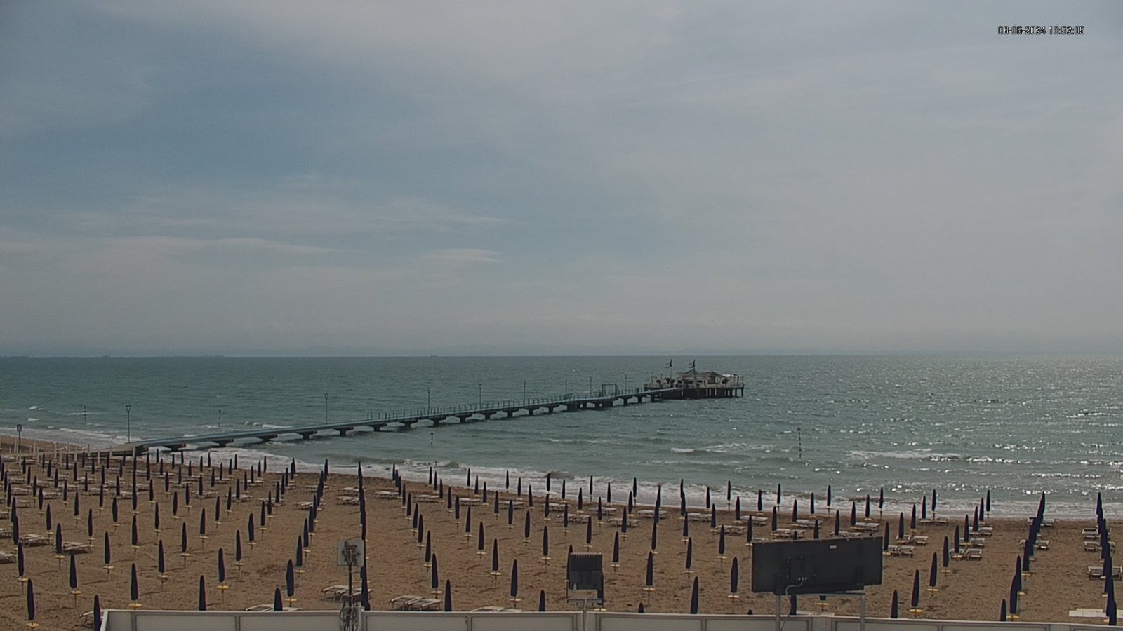 Webcam in Lignano Pineta view onto the pontile and the beach