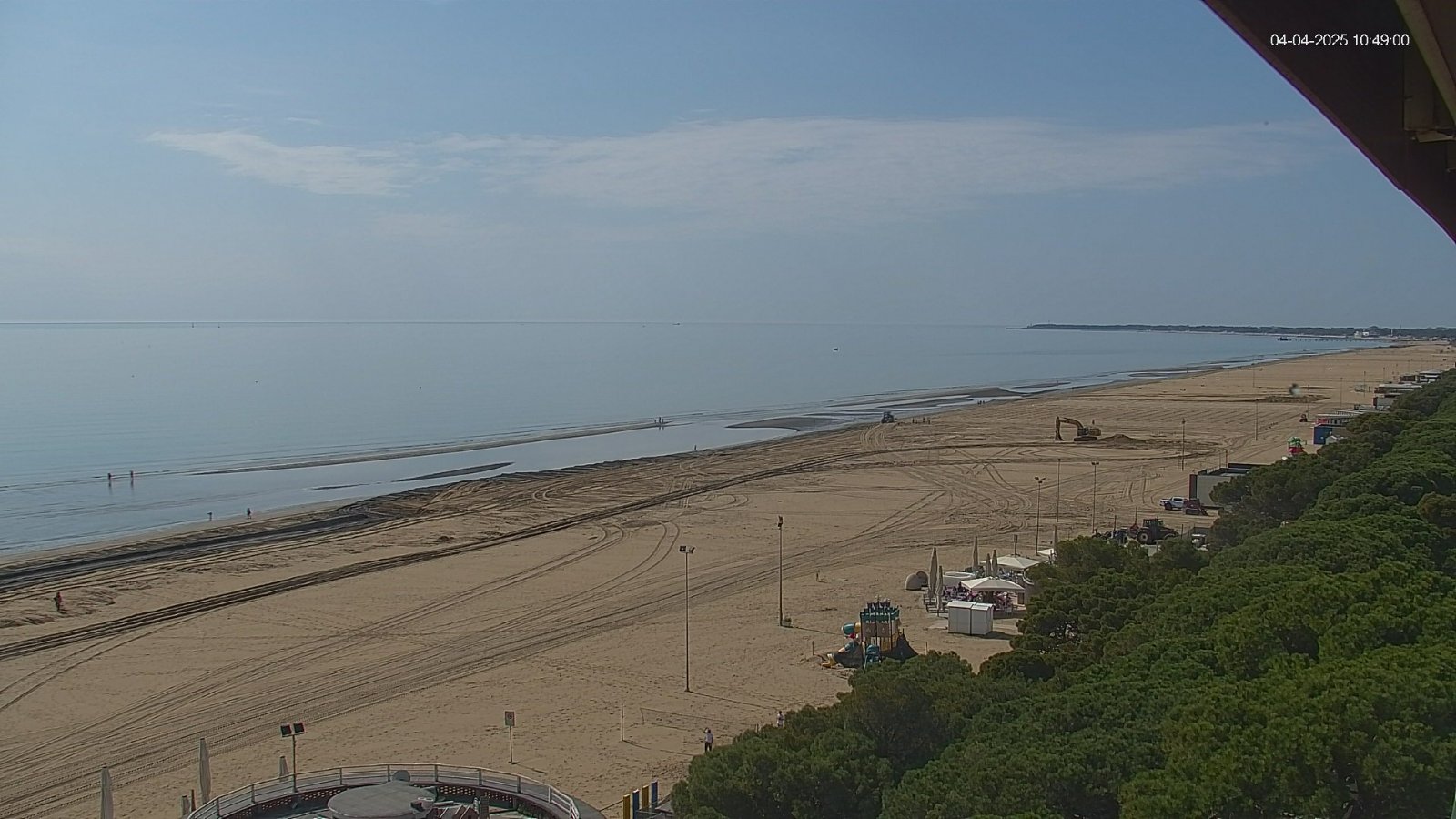 Webcam a Lignano Sabbiadoro con vista sulla spiaggia, la battigia e gazebo