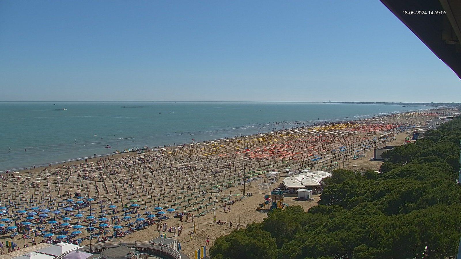 Webcam a Lignano Sabbiadoro con vista sulla spiaggia, la battigia e gazebo