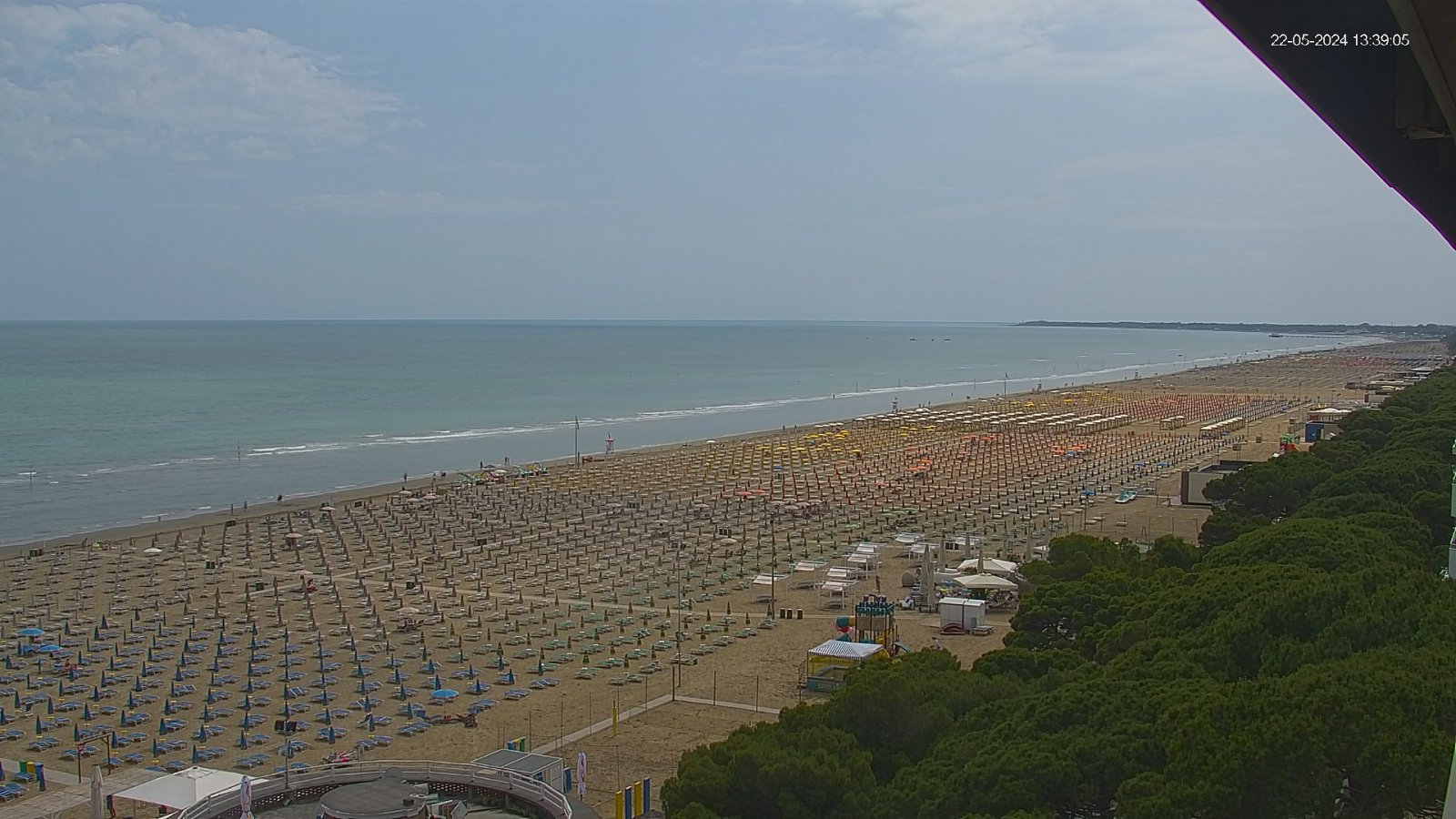 Webcam a Lignano Sabbiadoro con vista sulla spiaggia, la battigia e gazebo