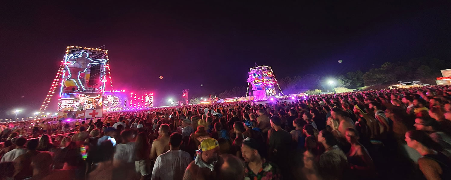 Grande concerto in spiaggia di sera 